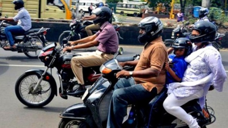 मोटरसाइकलमा पछाडि बस्नेलाई हेलमेट अनिवार्य, ऐनमै व्यवस्था हुने