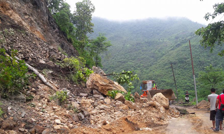 हेटौँडा-कुलेखानी यातायात अवरुद्ध_img