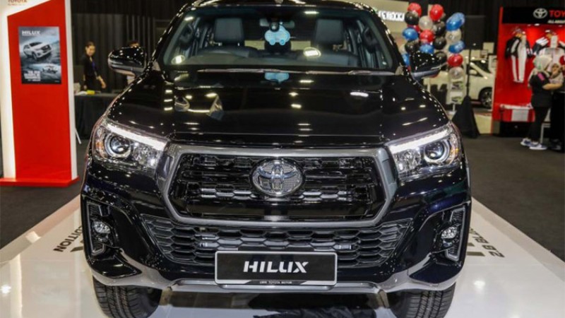 डार्क थिममा टोयोटा हाइलक्स