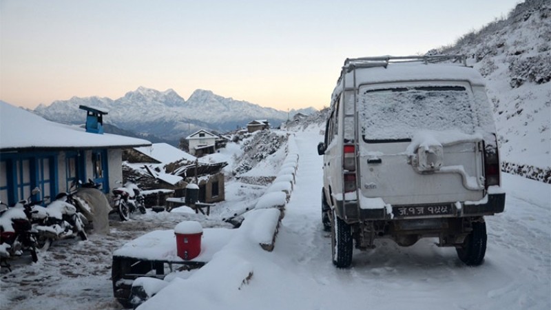 राती परेको हिमपातका कारण सात जिल्लाको यातायात अवरुद्ध