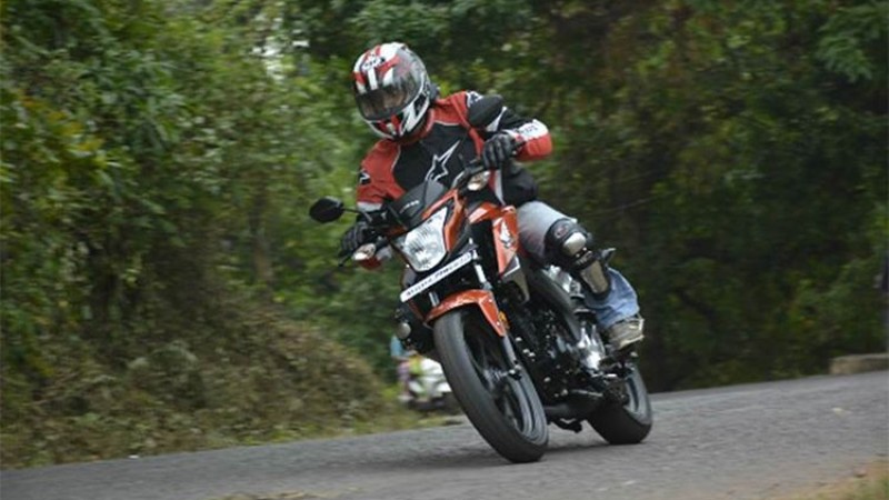 होन्डा हर्नेटको टेष्ट ड्राइभमा मोवाइल उपहार