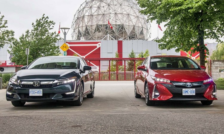 टोयोटा प्रियस र होन्डा एकर्डमा कुन उत्कृष्ट, यस्तो माइलेज_img