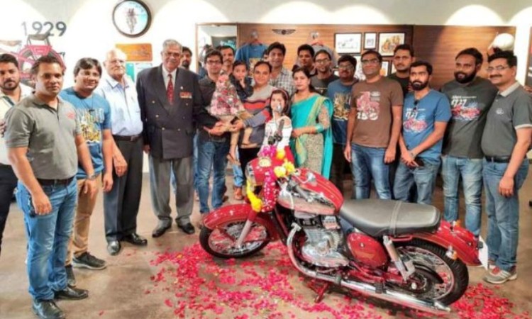 सार्वजनिक भएको ५ महिनापछि जावा ४२ को भारतमा डेलिभरी सुरु, यस्तो छ बाइक_img