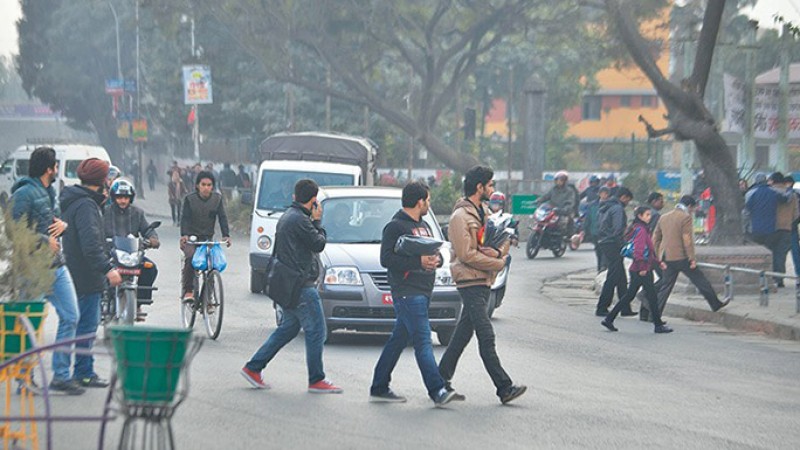 पैदल हिड्दा जथाभावी बाटो काटे दुई घन्टा ट्राफिकको नियन्त्रणमा