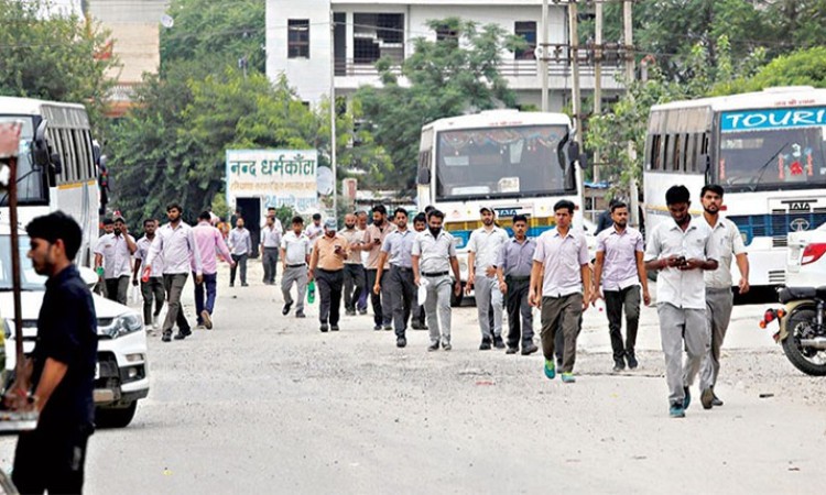 गाडी बिक्रीमा निरन्तर गिरावट आएपछि मारुती सुजुकीले घटायो कामदार_img