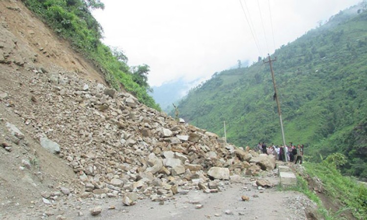 तातोपानी सडक १५ दिनदेखि अवरुद्ध, स्थानीय समस्यामा_img