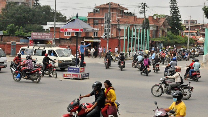 सडक लेन मिचेर भाग्नु भयो ? अब घरमै आउँछ खबर !