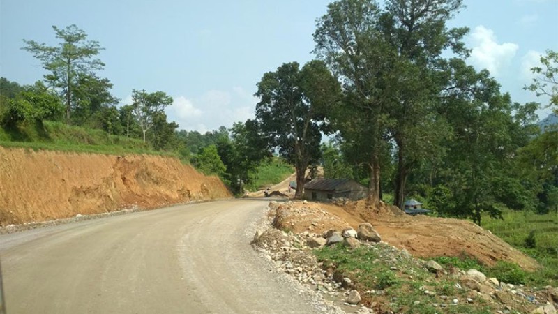 नुवाकोटमा मध्यपहाडी सडक विस्तार तिब्र, कालोपत्रे गर्ने काम सुरु