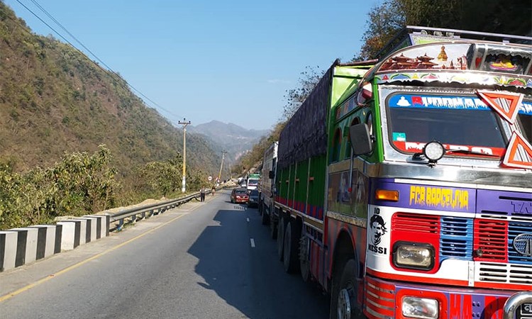 सडकमा बस र ग्यासबुलेट दुर्घटना हुँदा मुग्लीङ्ग–नारायणगढ सडकमा समस्या (भिडियाेसहित)_img