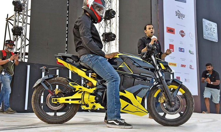 एक पटक चार्ज गर्दा २०० किमि चढ्न सकिने मोटरसाइकल_img