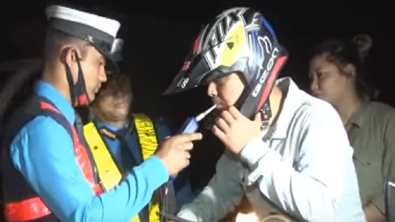 ब्रेथलाइजर मेसिन बिग्रिँदा ट्राफिक प्रहरी हैरान, सुँघेरै जाँच्छन् मापसे