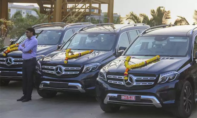 उदार मालिक, जसले उपहारमा कर्मचारीलाई दिए मर्सिडिज बेन्ज_img