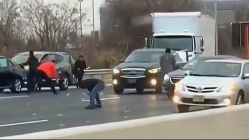 यसरी वर्षियो आकाशबाट डलर, सडकमा टिप्नेको भिड (भिडियोसहित)