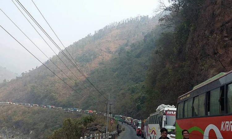 धादिङको बैरेनीमा भिषण पहिरो, राजमार्ग दाहोरो अवरुद्ध_img