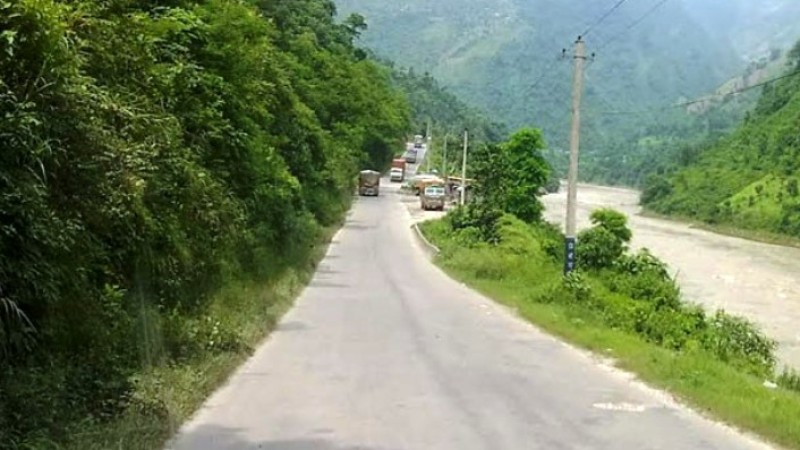 नारायणगढ-मुग्लिन सडक खण्डमा सडक सुरक्षा उपकरण