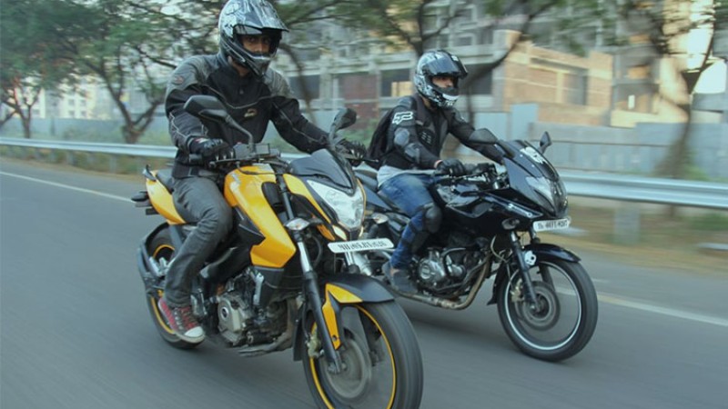 पल्सर 220F र NS 200 कुन किन्ने ? यस्तो छ भिन्नता र मूल्य