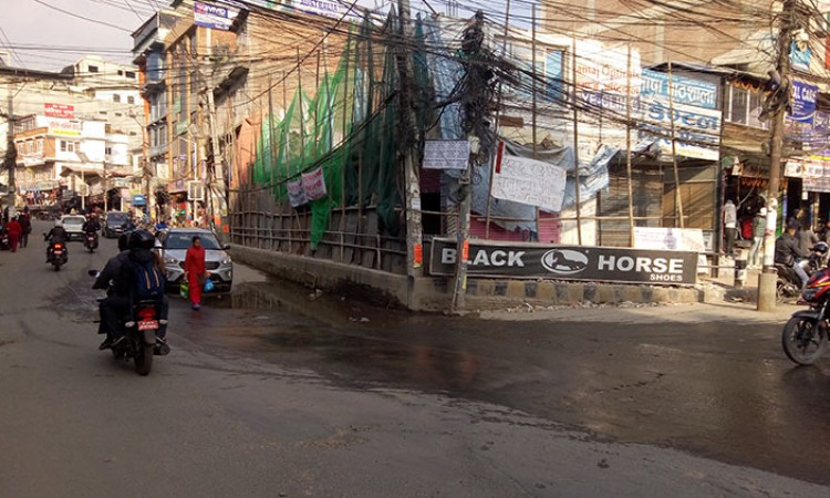 संसद भवनको छेउमै यसरी फूटपाथ बन्द गरेपछि…_img