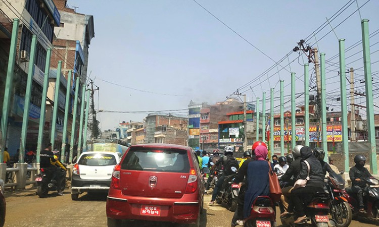 चुच्चेपाटीमा सडक छेउको पोलले घन्टौं ट्राफिक जाम, कसले हटाउने पत्तै छैन_img