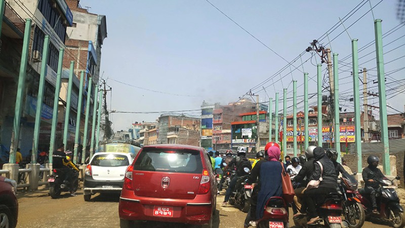 चुच्चेपाटीमा सडक छेउको पोलले घन्टौं ट्राफिक जाम, कसले हटाउने पत्तै छैन
