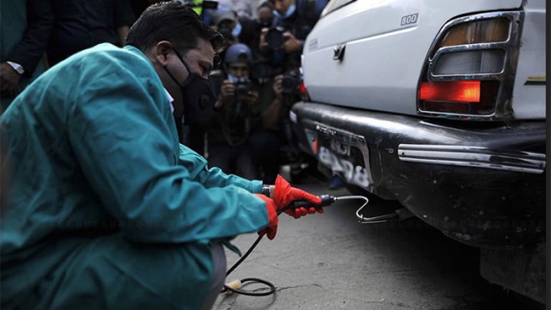 प्रदूषण चेकजाँचमा अधिकांश गाडी फेल, हरियो स्टिकर नलगाई गुड्छन् सवारी