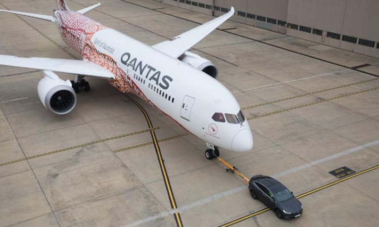 भिडियोमा हेर्नुस्ः टेस्लाको इलेक्ट्रीक गाडीले बोइङ जहाजनै तानेपछि…_img