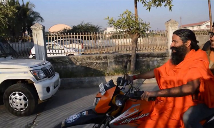 भिडियोमा हेर्नुस्, रामदेव बाबाको डुकाटी स्क्राम्बलर यात्रा_img
