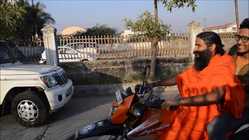 भिडियोमा हेर्नुस्, रामदेव बाबाको डुकाटी स्क्राम्बलर यात्रा