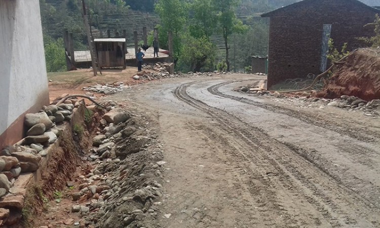 चीनसँगको नाका जोड्ने सडकमा पहिरो गए पनि तुरुन्तै सफा हुने_img