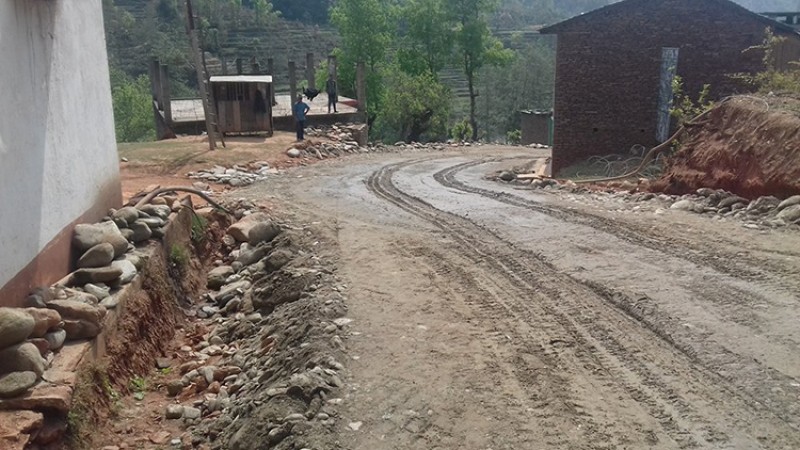 चीनसँगको नाका जोड्ने सडकमा पहिरो गए पनि तुरुन्तै सफा हुने