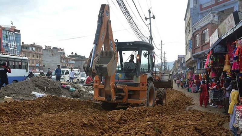 अदालतको निर्णय बाधक बन्दा सडक बिस्तार हुन सकेन, ३१ महिनामा २०% मात्रै काम