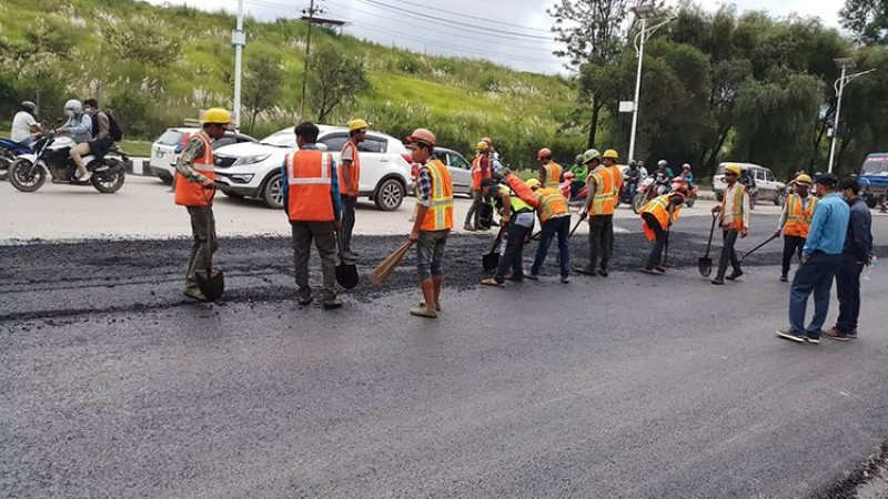 लाज छोप्न यसरी बन्दैछ एयरपोर्ट अगाडिको सडक (भिडियोसहित)