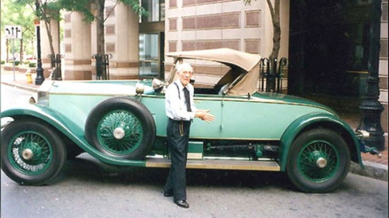 यी कारप्रेमी ब्यक्ति, जसले चलाए ८२ वर्षसम्म एउटै कार