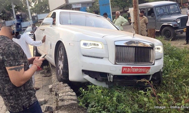 करोडौं रुपैयाँमा किनेको कार नेमप्लेट राख्नु अघिनै दुर्घटनामा परेपछि…_img