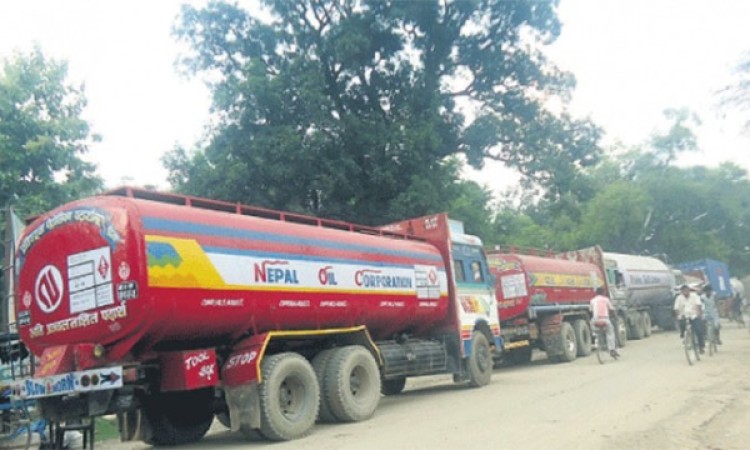 निगमको दबाबपछि ट्यांकर तेल लिन रक्सौल जान थाले, भोलिदेखि सहज हुने_img