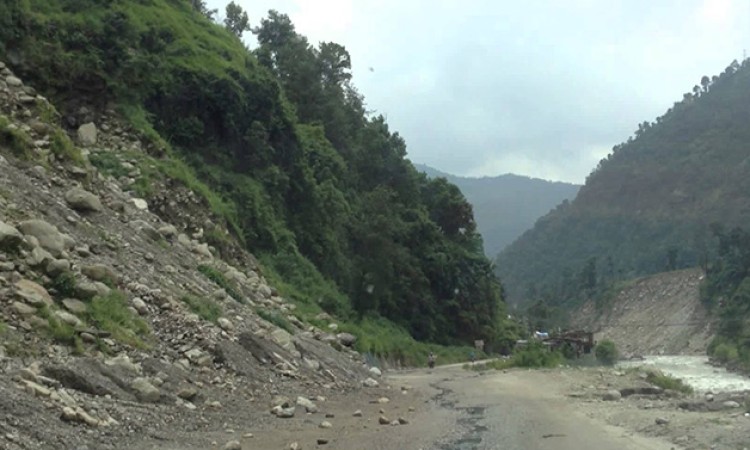 अस्थायी बाटो पुनः अवरुद्ध हुँदा तातोपानीमा समस्या_img