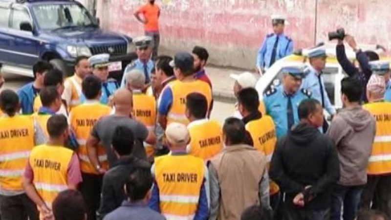 अाजदेखी ट्याक्सी चालकहरुलाई अनिवार्य फ्लोरेसेन्ट ज्याकेट