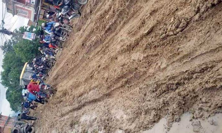 साँखु जाने सडक यस्तो भएपछि स्थानियले गरे यातायात बन्द (फोटोसहित)_img