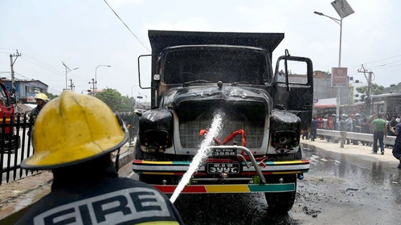 एकै महिनामा १९ जनाको ज्यान लिएपछि गृहले लगायो उपत्यकामा टिपर संचालनमा रोक