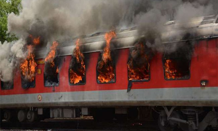आन्ध्र प्रदेश एक्सप्रेसको ३७ डेपुटी-कलेक्टर बसेको डब्बामा आगोलागेपछि…_img
