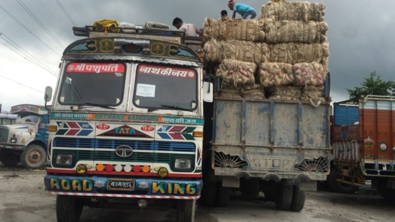 स्वीडेनले बनायो ड्राइभर नचाहिने मालबाहक ट्रक