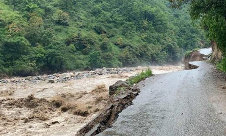 तुरतुरे ताल फुट्दा २ सय मिटर राजमार्ग बगायो_img