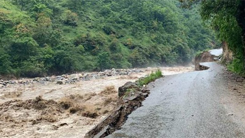 तुरतुरे ताल फुट्दा २ सय मिटर राजमार्ग बगायो