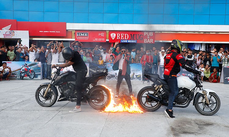 हेर्नुहोस् ६ तस्विरमा टीभीएसको बाइक स्टन_img