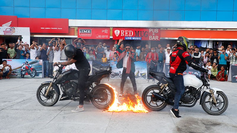 हेर्नुहोस् ६ तस्विरमा टीभीएसको बाइक स्टन