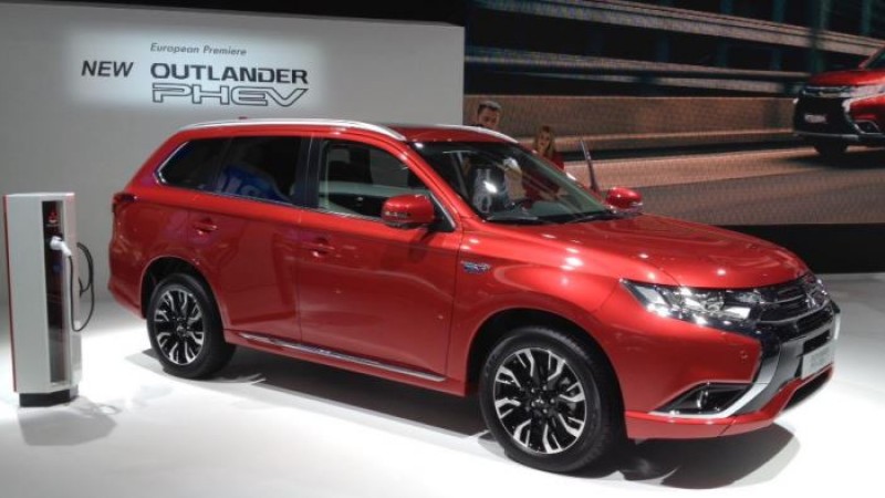 नेपाल आउँदै ‘प्लग इन हाइब्रिड’ आउटल्याण्डर, यस्ता छन् विशेषता