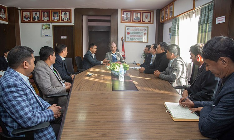 अर्थमन्त्रीले अटो व्यवसायीसँग भने गाडी बिक्रीमा चाँडै उत्साह देखिन्छ_img