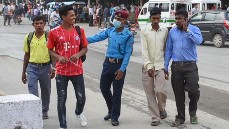 गलत स्थानबाट बाटो कट्ने पैदल यात्रीलाई २० मिनेटको सचेतना कक्षा