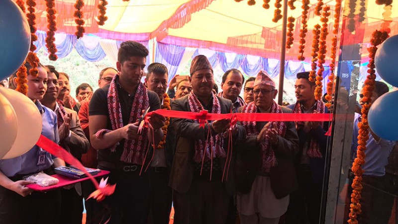 बजाजको नयाँ शोरुम प्यूठानमा, ग्राहकलाई विशेष उपहार