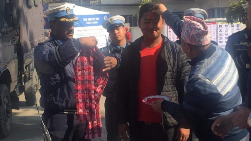 ट्राफिक प्रहरीद्वारा डेढ करोड बराबरको हराएको सामान फिर्ता