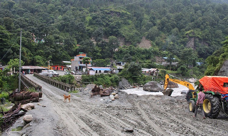 नेपालका सडकः हिडेर जाँदा चार घण्टा गाडीमा दिनभर_img